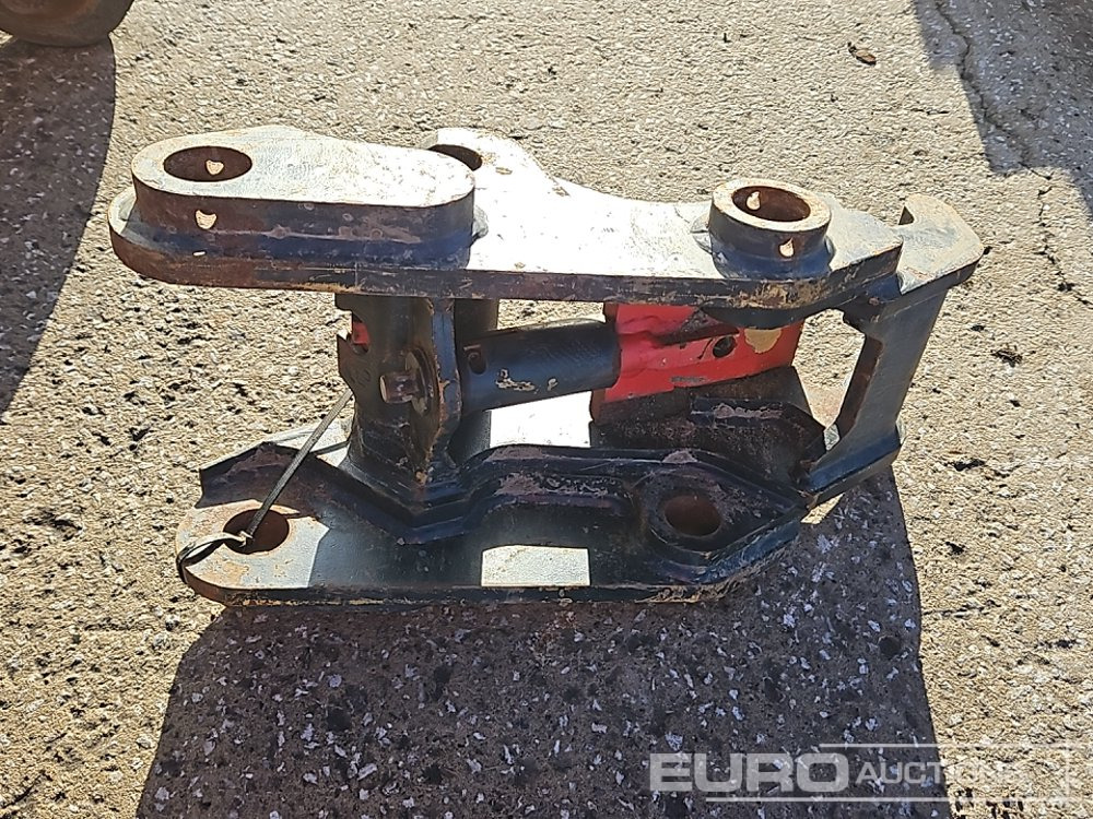 2012 CAT Hydraulic Double Lock QH 50mm Pin to suit 6-8 Ton Excavator - Quick coupler: picture 2 2012 CAT Hydraulic Double Lock QH 50mm Pin to suit 6-8 Ton Excavator - Quick coupler: picture 2