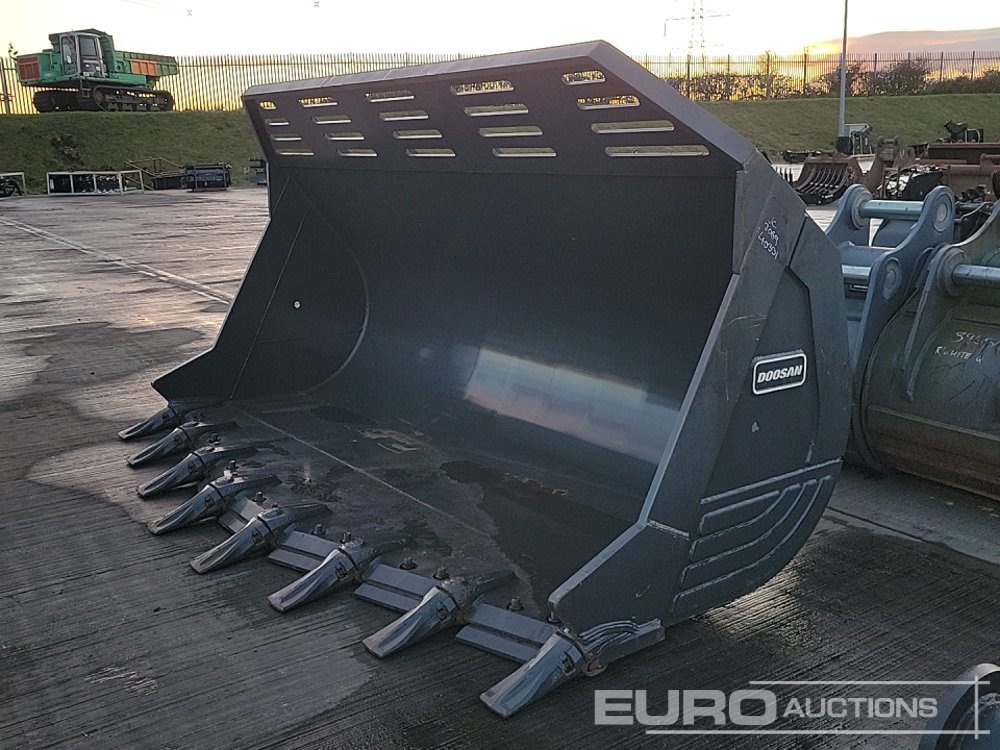 2015 Doosan 132" Loading Bucket to suit Wheeled Loader - Bucket: picture 1 2015 Doosan 132" Loading Bucket to suit Wheeled Loader - Bucket: picture 1