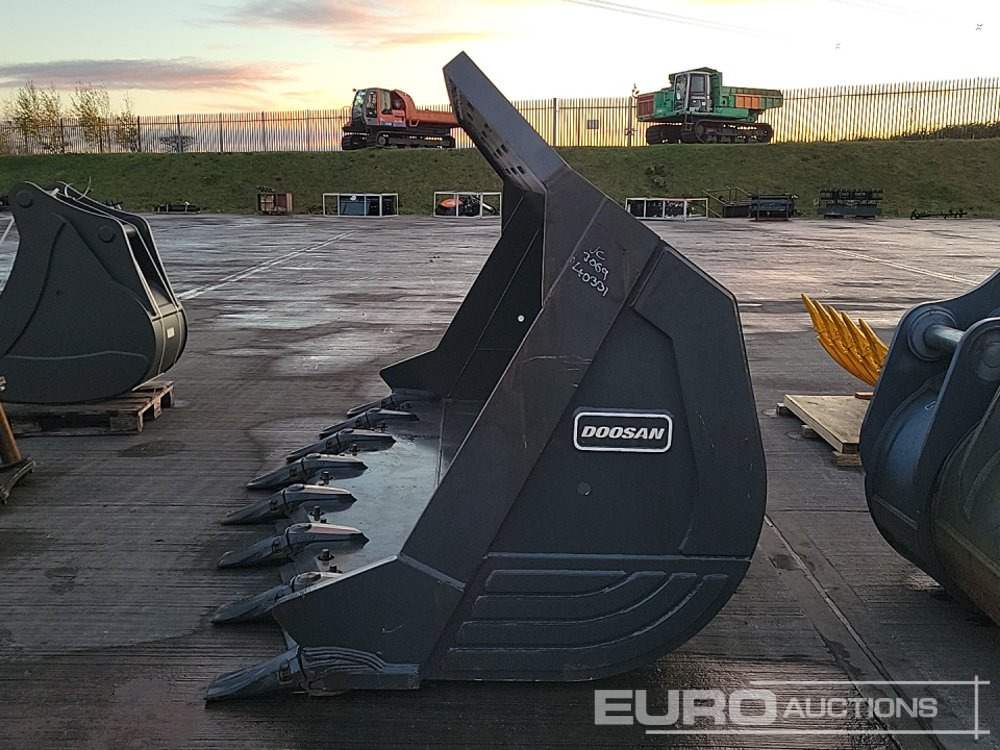 2015 Doosan 132" Loading Bucket to suit Wheeled Loader - Bucket: picture 2 2015 Doosan 132" Loading Bucket to suit Wheeled Loader - Bucket: picture 2