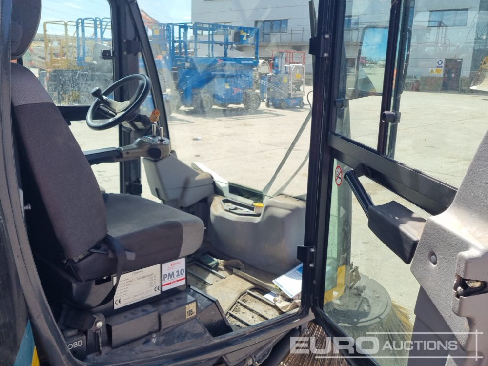 Road sweeper 2017 Johnston 4x2 Road Sweeper, Reverse Camera, Automatic Gearbox (Category S Insurance Loss, Runs No Drive): picture 27