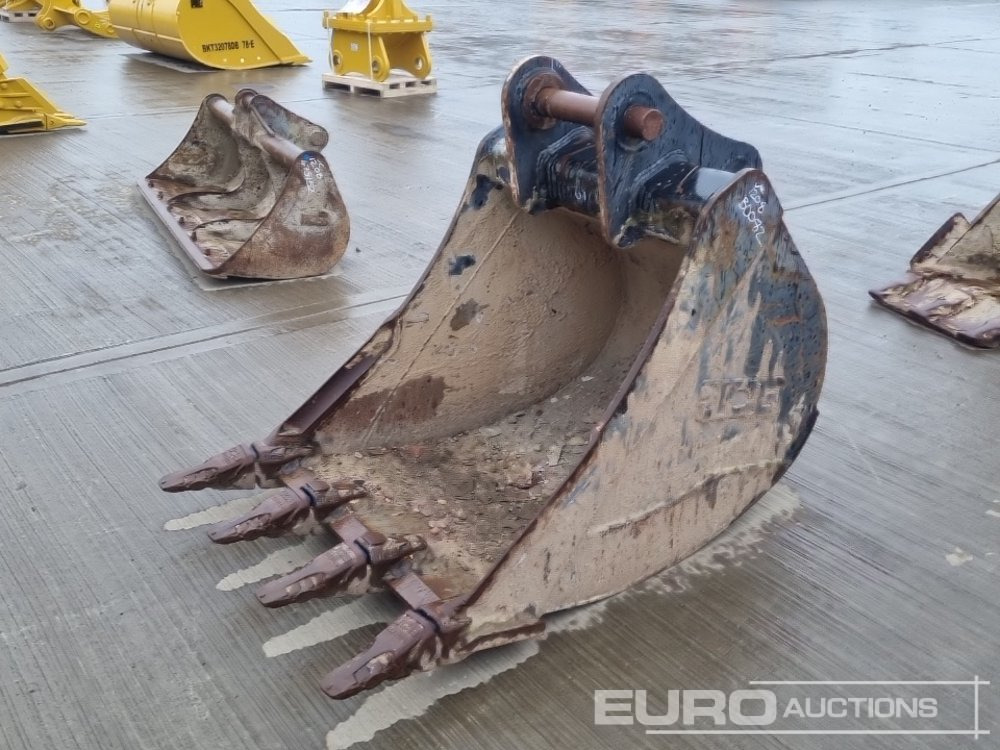 2018 JCB 34" Digging Bucket 65mm Pin to suit 13 Ton Excavator - Bucket: picture 1 2018 JCB 34" Digging Bucket 65mm Pin to suit 13 Ton Excavator - Bucket: picture 1