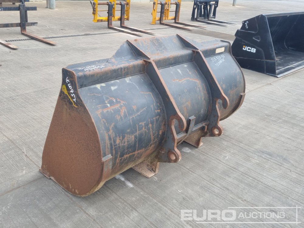 70" Loading Bucket to suit JCB Telehandler - Bucket: picture 3 70" Loading Bucket to suit JCB Telehandler - Bucket: picture 3
