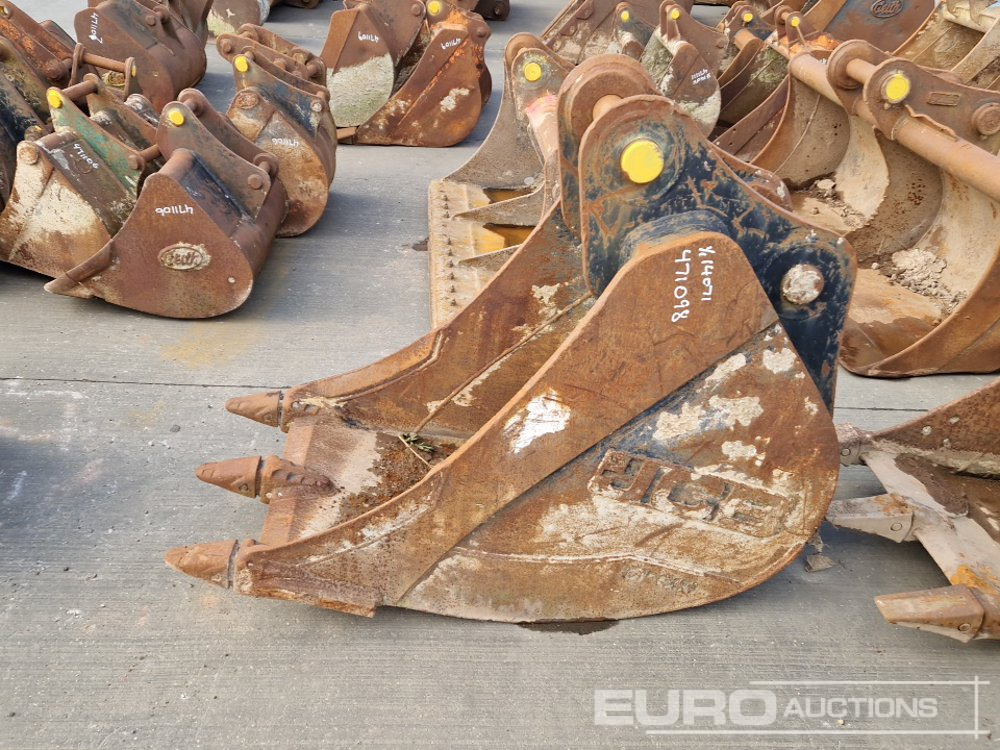 JCB 28" Digging Bucket 80mm Pin to suit 20 Ton Excavator - Bucket: picture 2 JCB 28" Digging Bucket 80mm Pin to suit 20 Ton Excavator - Bucket: picture 2