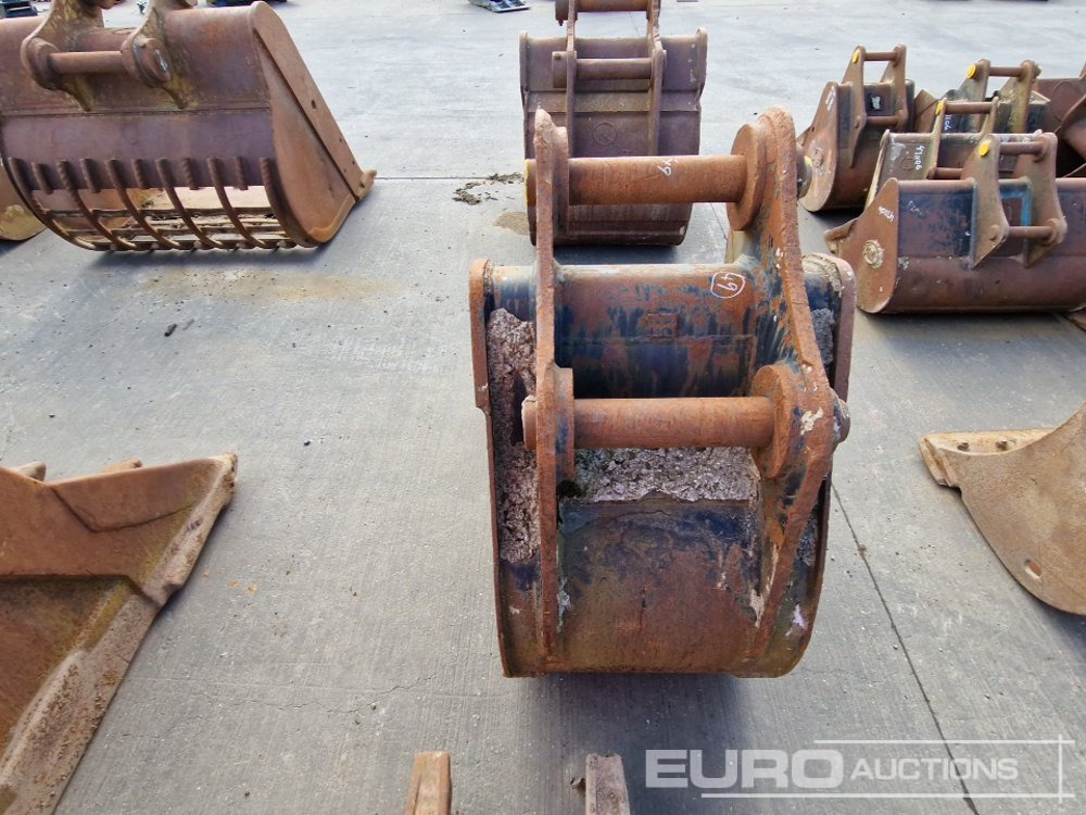 JCB 28" Digging Bucket 80mm Pin to suit 20 Ton Excavator - Bucket: picture 4 JCB 28" Digging Bucket 80mm Pin to suit 20 Ton Excavator - Bucket: picture 4