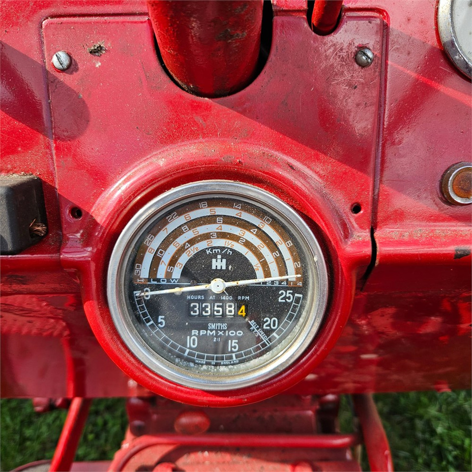 Farm tractor IH B-275: picture 15