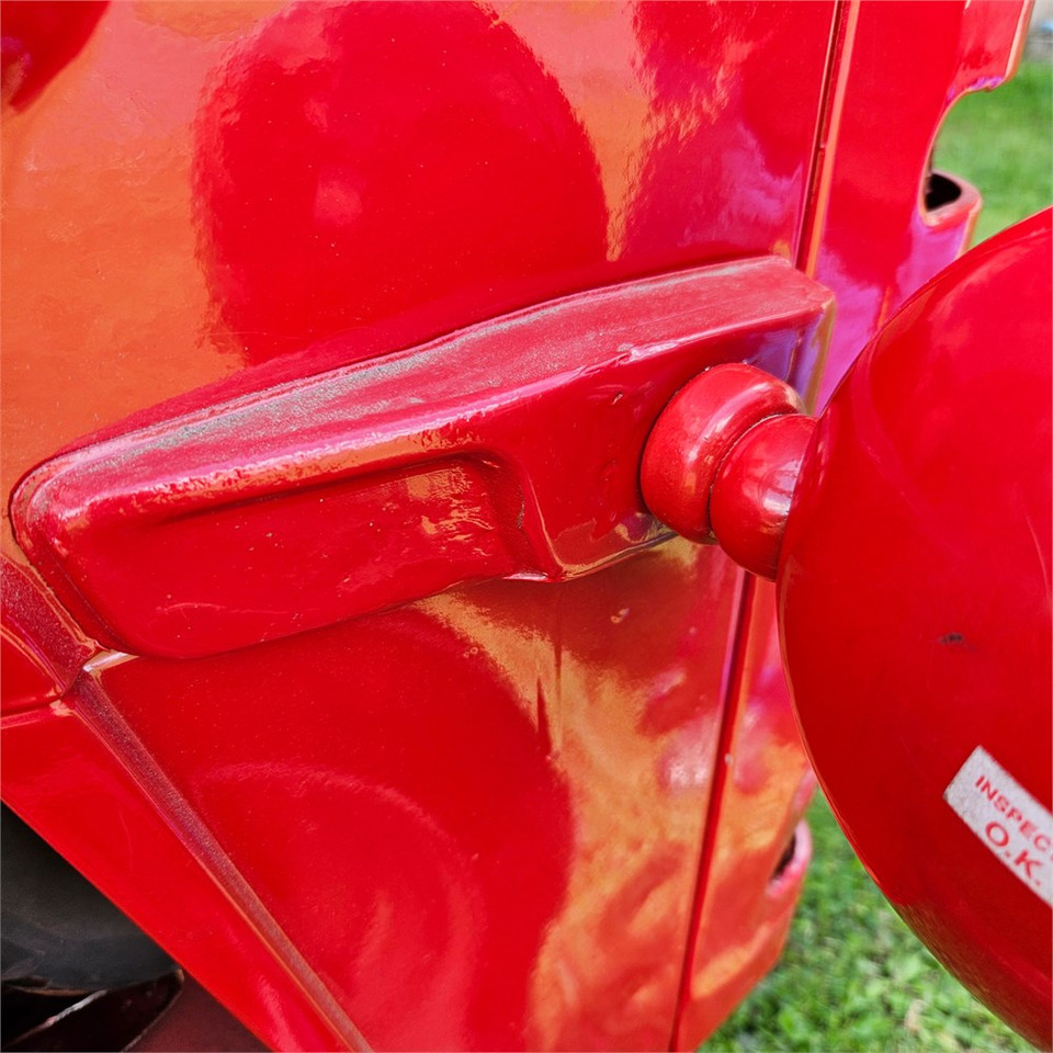 Farm tractor IH B-275: picture 26