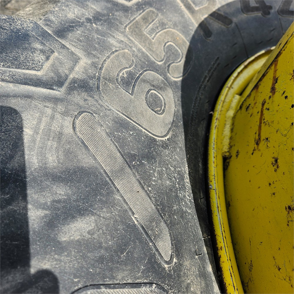 John Deere 650/65R42 - Farm tractor: picture 4 John Deere 650/65R42 - Farm tractor: picture 4