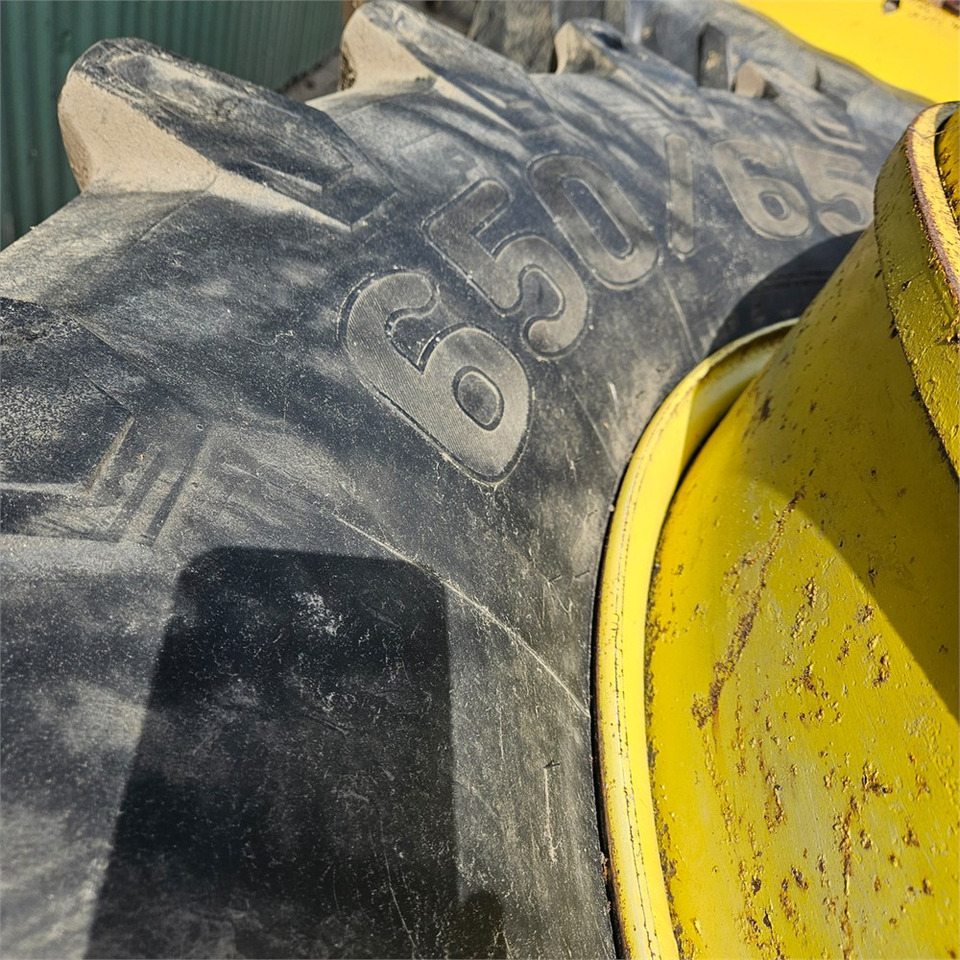 John Deere 650/65R42 - Farm tractor: picture 3 John Deere 650/65R42 - Farm tractor: picture 3