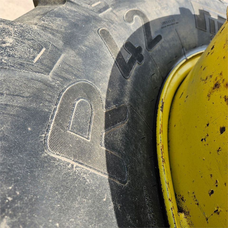 John Deere 650/65R42 - Farm tractor: picture 5 John Deere 650/65R42 - Farm tractor: picture 5