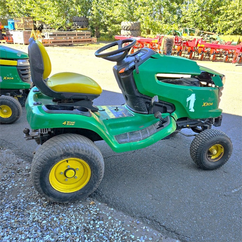 John Deere X304 - Garden mower: picture 3 John Deere X304 - Garden mower: picture 3