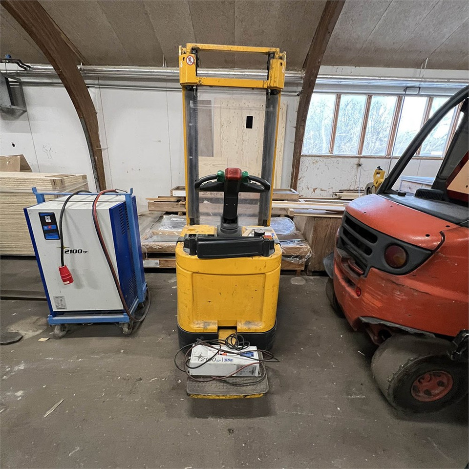 Pallet truck Jungheinrich ERC 214: picture 6