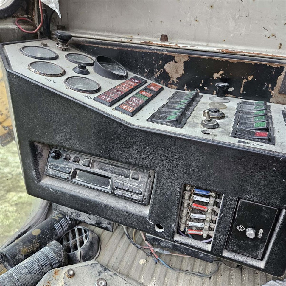 Crawler excavator Liebherr R984: picture 17