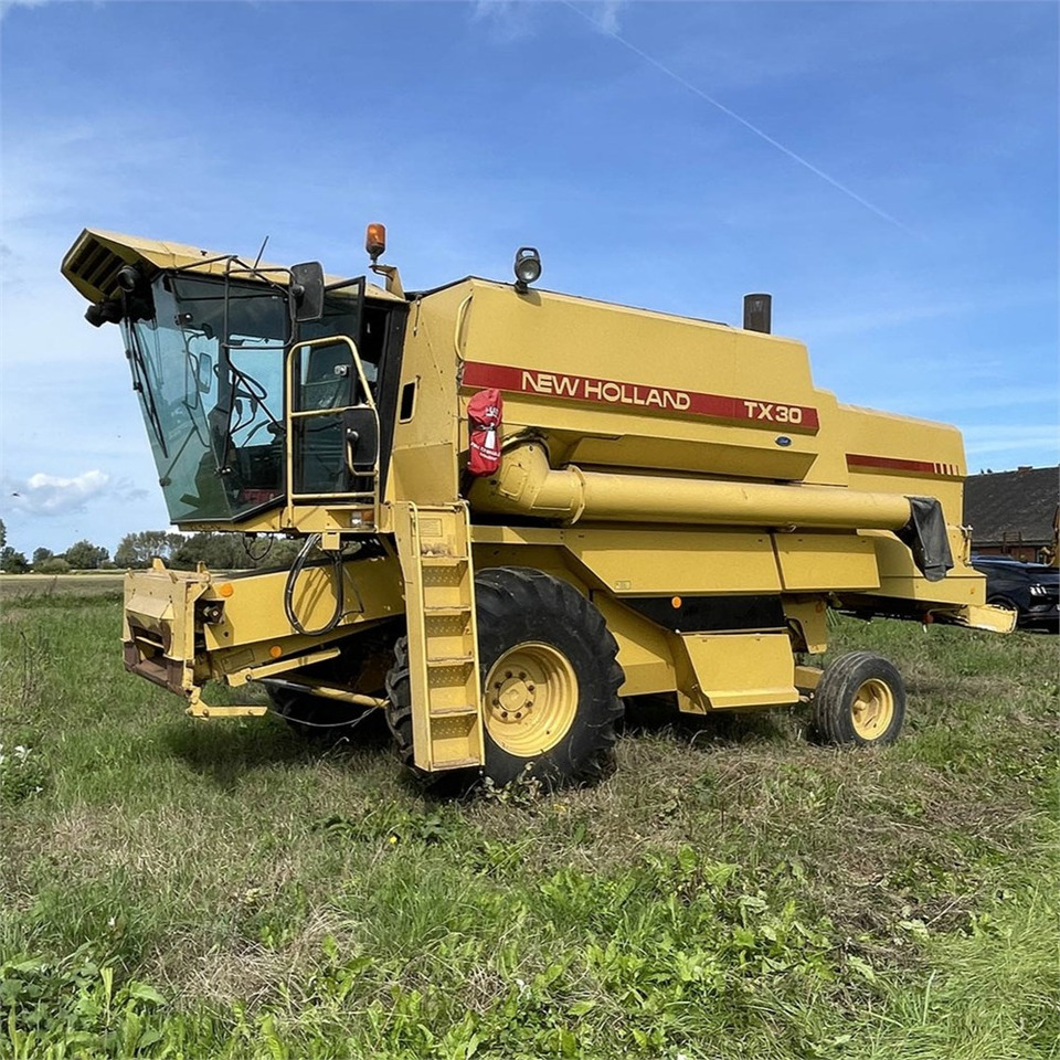 New Holland TX 30 - Combine harvester: picture 1 New Holland TX 30 - Combine harvester: picture 1