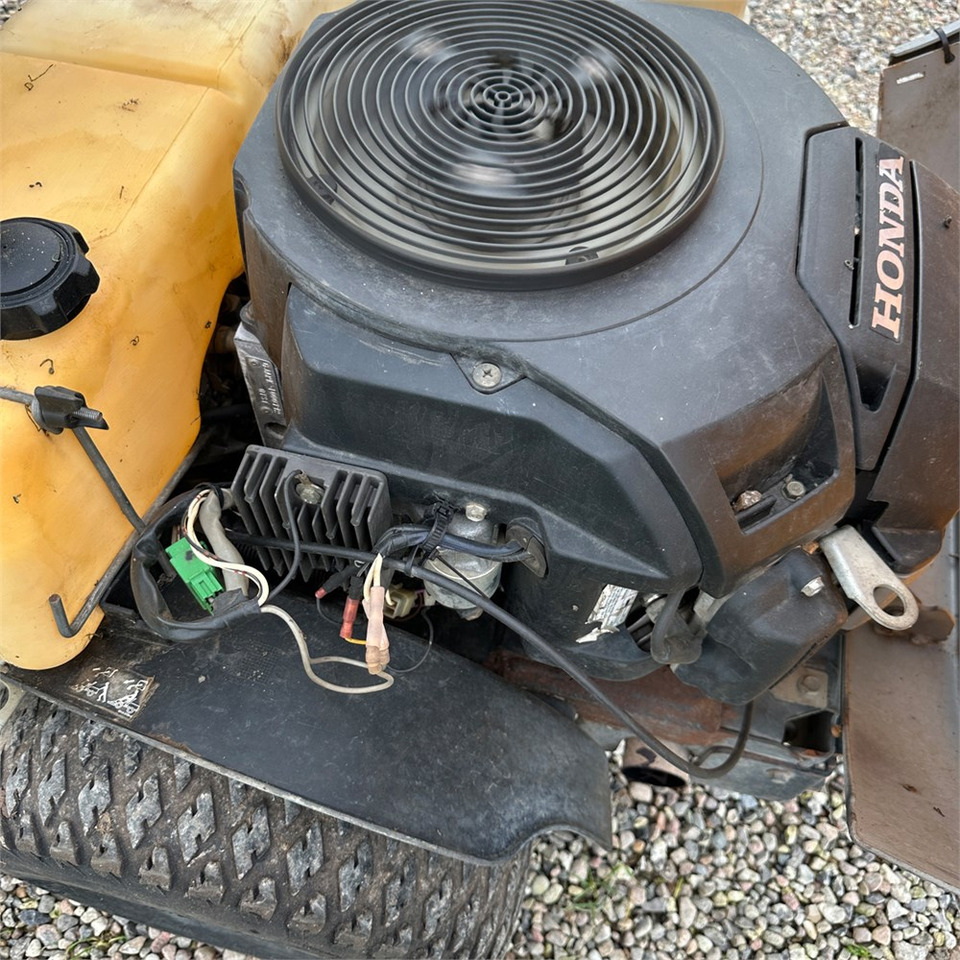 Stiga P901 Parkpro 25 4WD leasing Stiga P901 Parkpro 25 4WD: picture 17