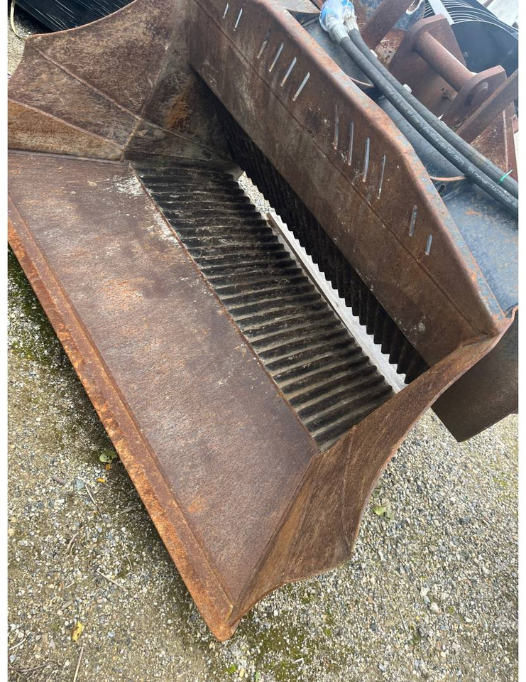 M B MANUFACTURING MB/L160/S2 - Bucket: picture 3 M B MANUFACTURING MB/L160/S2 - Bucket: picture 3