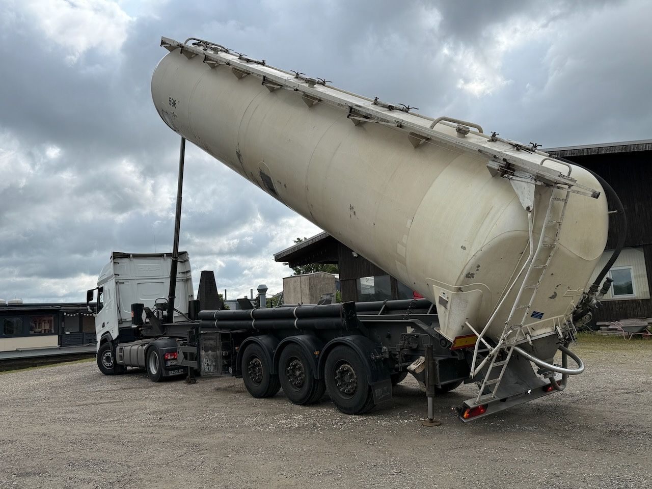Spitzer SK 2760 CAL Kippsilo - Silo semi-trailer: picture 4 Spitzer SK 2760 CAL Kippsilo - Silo semi-trailer: picture 4