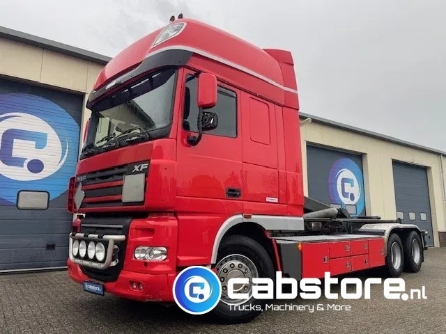 DAF XF 105 .460 FAS Euro 5 - Haakarmsysteem - Hooklift - Abrolkipper - Year 2006 - ANALOG TACHO - Hook lift truck: picture 3 DAF XF 105 .460 FAS Euro 5 - Haakarmsysteem - Hooklift - Abrolkipper - Year 2006 - ANALOG TACHO - Hook lift truck: picture 3