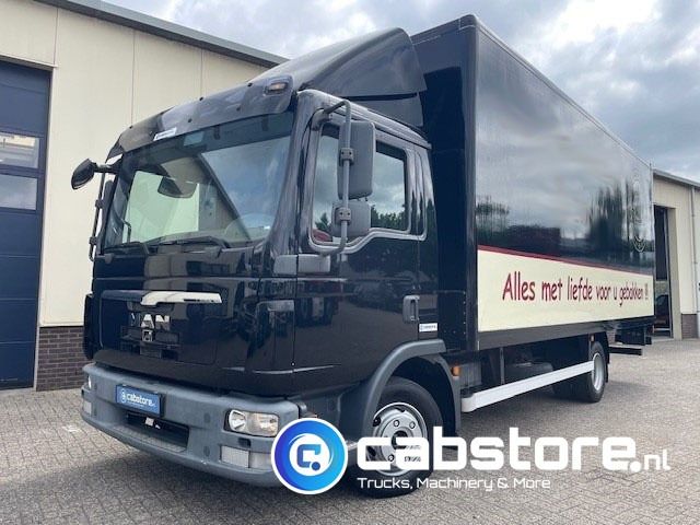 MAN TGL 8.180 4X2 BB Euro 5 - Handgeschakelde versnellingsbak - Laadklep - Bouwjaar 2010 - 3 zitplaatsen - Closed box van: picture 1 MAN TGL 8.180 4X2 BB Euro 5 - Handgeschakelde versnellingsbak - Laadklep - Bouwjaar 2010 - 3 zitplaatsen - Closed box van: picture 1