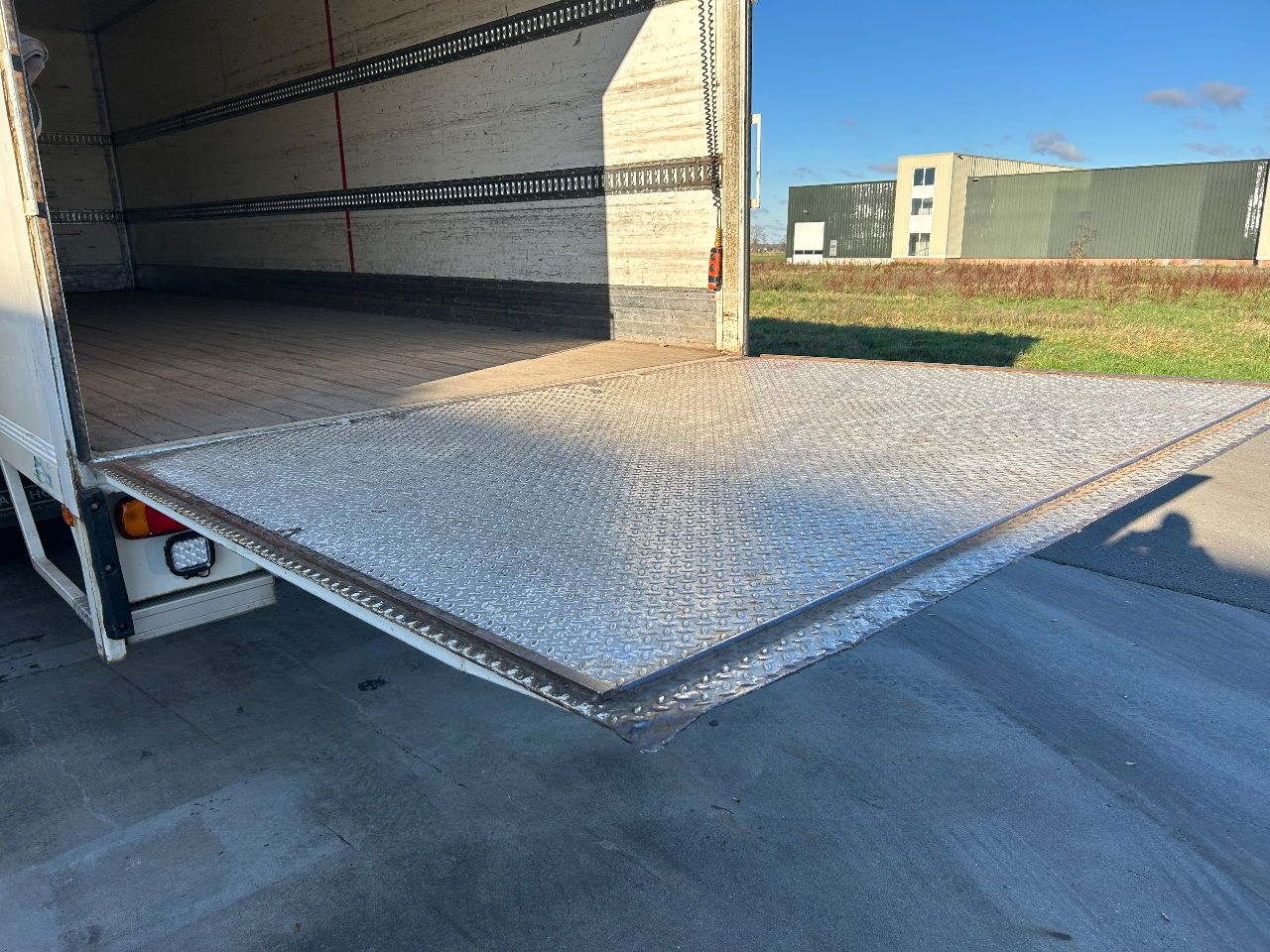 DAF LF 55 LF55-180 8.20mtr Box Turbo defect - Box truck: picture 3 DAF LF 55 LF55-180 8.20mtr Box Turbo defect - Box truck: picture 3