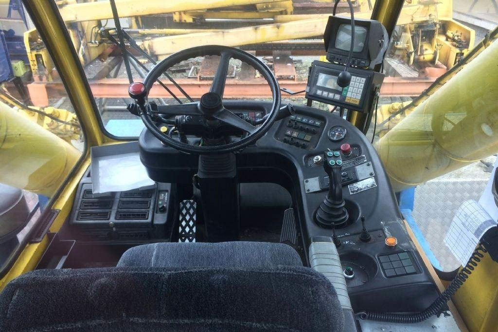 Belotti Triton 45.23 - Reach stacker: picture 5 Belotti Triton 45.23 - Reach stacker: picture 5