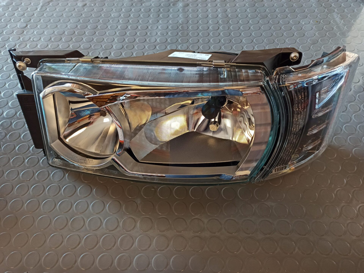 SCANIA HEADLAMP XENON LH V8 - 2416105 - Headlight for Truck: picture 1 SCANIA HEADLAMP XENON LH V8 - 2416105 - Headlight for Truck: picture 1