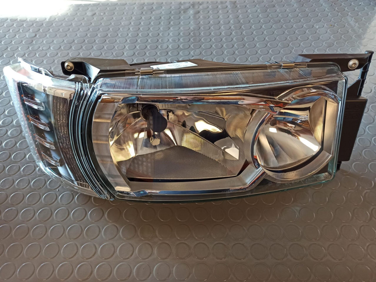SCANIA HEADLAMP XENON RH V8 - 2416109 - Headlight for Truck: picture 1 SCANIA HEADLAMP XENON RH V8 - 2416109 - Headlight for Truck: picture 1
