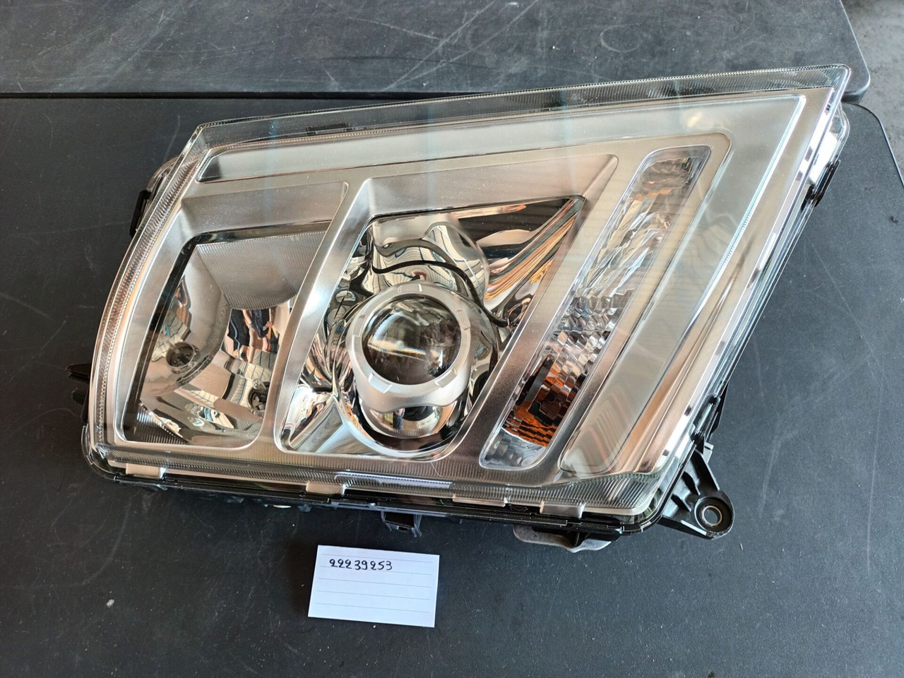 VOLVO HEADLAMP - 22239253 - Headlight for Truck: picture 1 VOLVO HEADLAMP - 22239253 - Headlight for Truck: picture 1