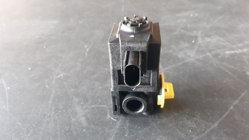 VOLVO SOLENOID VALVE - 23439998 - Electrical system for Truck: picture 1 VOLVO SOLENOID VALVE - 23439998 - Electrical system for Truck: picture 1
