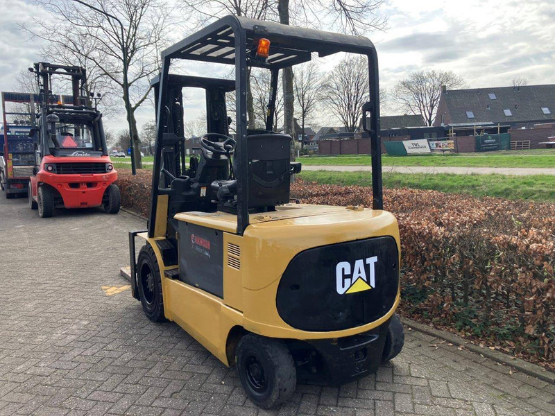 Caterpillar EP30K - Electric forklift: picture 3 Caterpillar EP30K - Electric forklift: picture 3