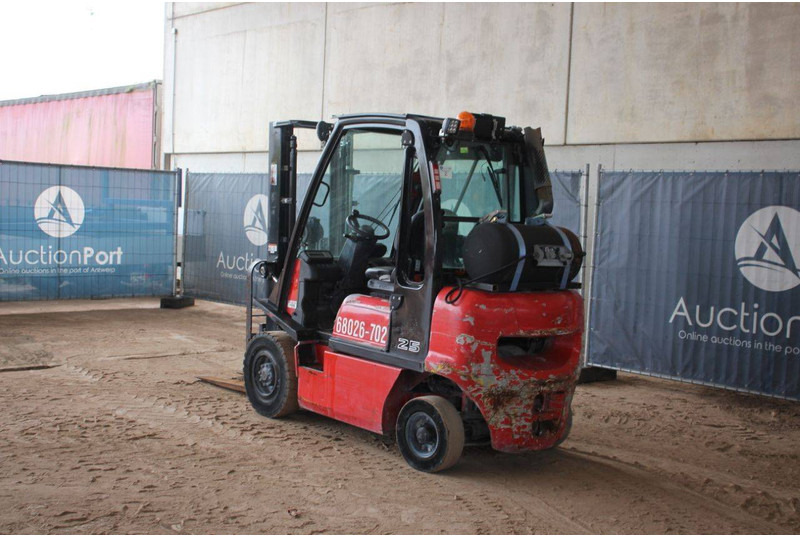Nissan 25 - LPG forklift: picture 3 Nissan 25 - LPG forklift: picture 3