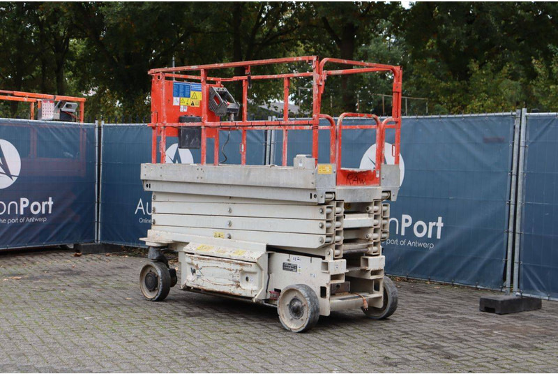 OSHKOSH 2646 ES - Scissor lift: picture 4 OSHKOSH 2646 ES - Scissor lift: picture 4