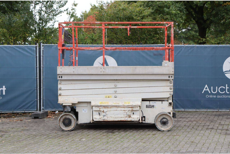 OSHKOSH 2646 ES - Scissor lift: picture 2 OSHKOSH 2646 ES - Scissor lift: picture 2