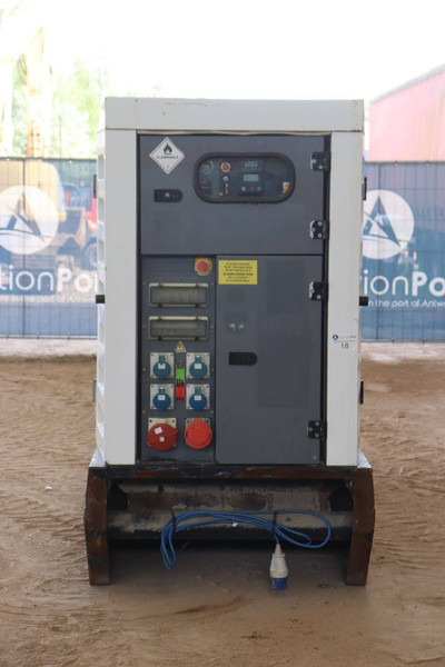 SDMO R110 - Generator set: picture 5 SDMO R110 - Generator set: picture 5