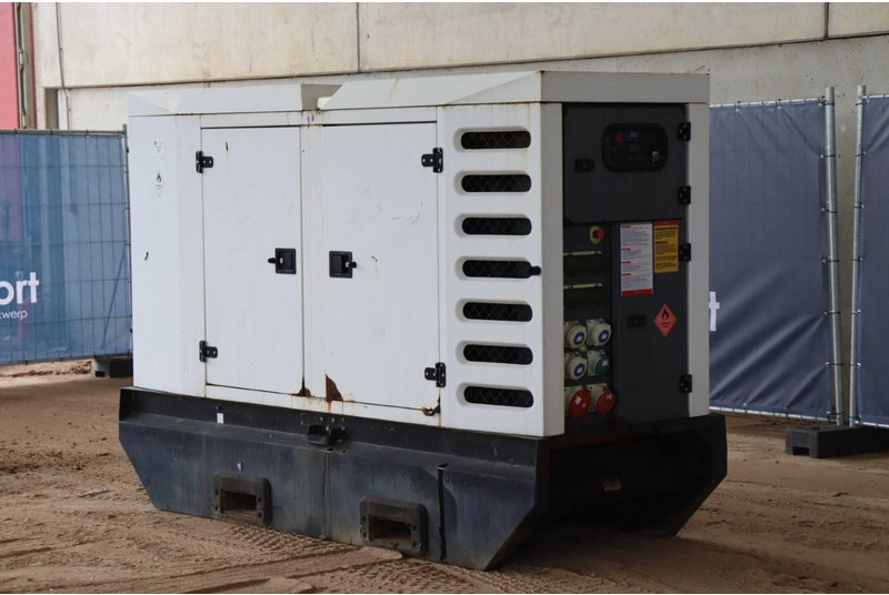 SDMO R110-C31 - Generator set: picture 4 SDMO R110-C31 - Generator set: picture 4
