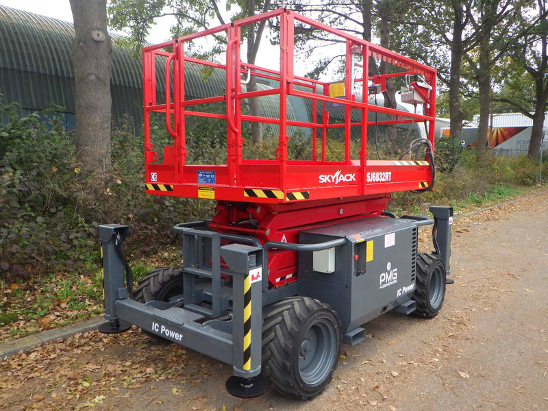 Skyjack SJ6832RT - Scissor lift: picture 2 Skyjack SJ6832RT - Scissor lift: picture 2