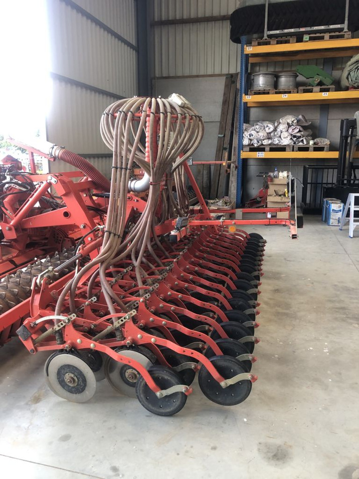 Kuhn VENTA TF1500 + Kuhn HR4004DR - Combine seed drill: picture 1 Kuhn VENTA TF1500 + Kuhn HR4004DR - Combine seed drill: picture 1