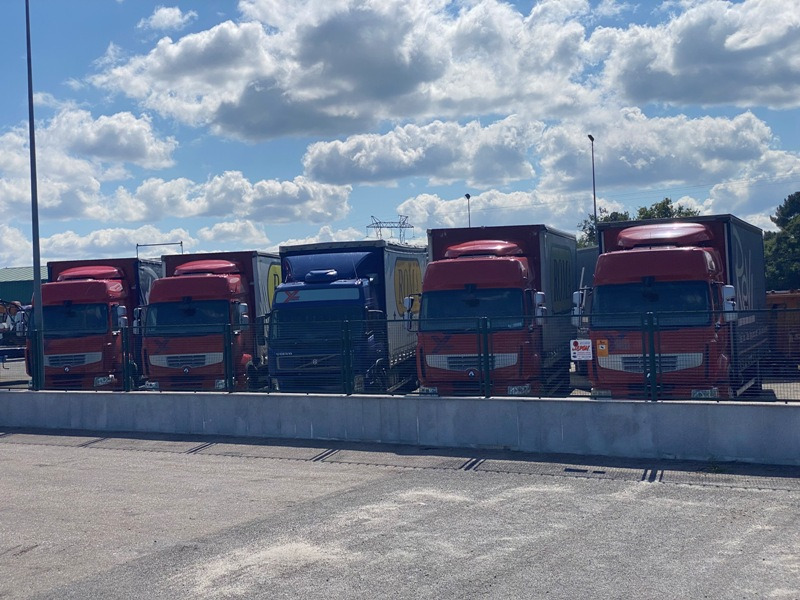 RENAULT 450 CON UNA TAULINER - Curtainsider truck: picture 1 RENAULT 450 CON UNA TAULINER - Curtainsider truck: picture 1