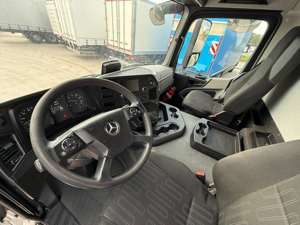 MERCEDES BENZ 18.27 Antos E6 (Tauliner) - Curtainsider truck: picture 5 MERCEDES BENZ 18.27 Antos E6 (Tauliner) - Curtainsider truck: picture 5