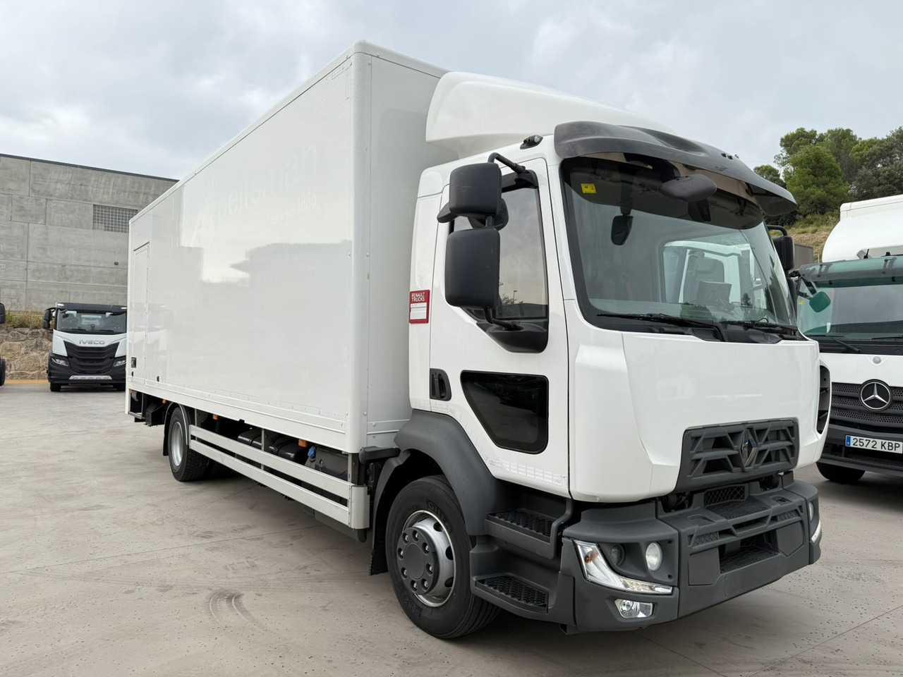 RENAULT D E6 (VAN) - Box truck: picture 2 RENAULT D E6 (VAN) - Box truck: picture 2