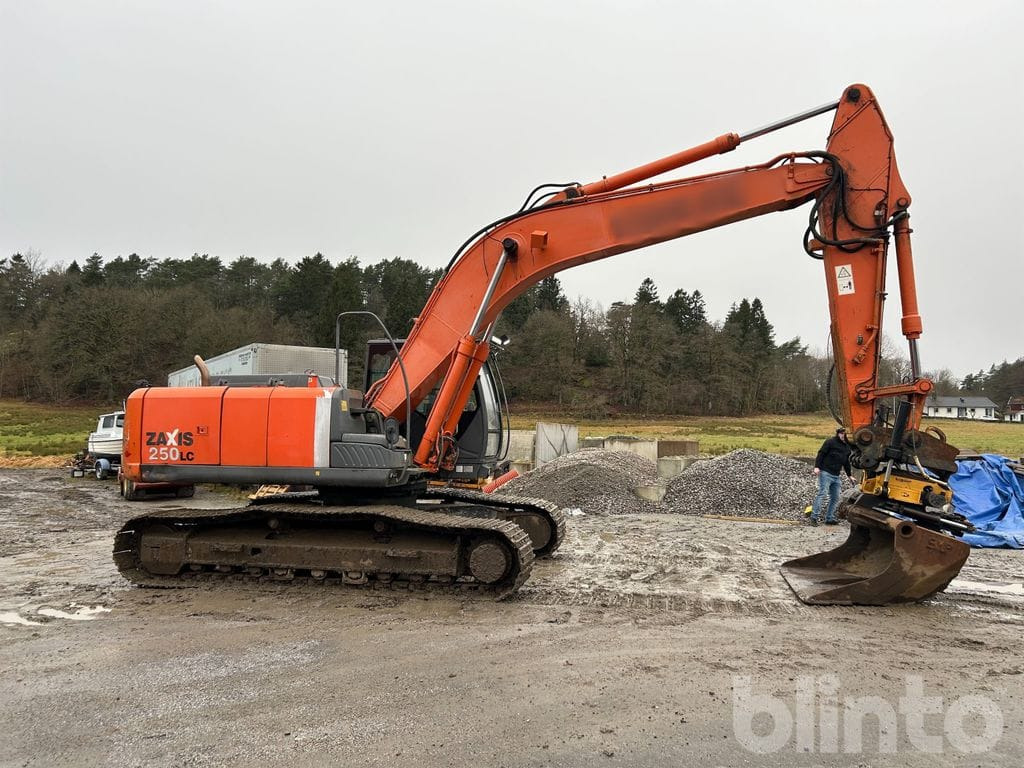 250 LC Zaxis - Crawler excavator: picture 2 250 LC Zaxis - Crawler excavator: picture 2