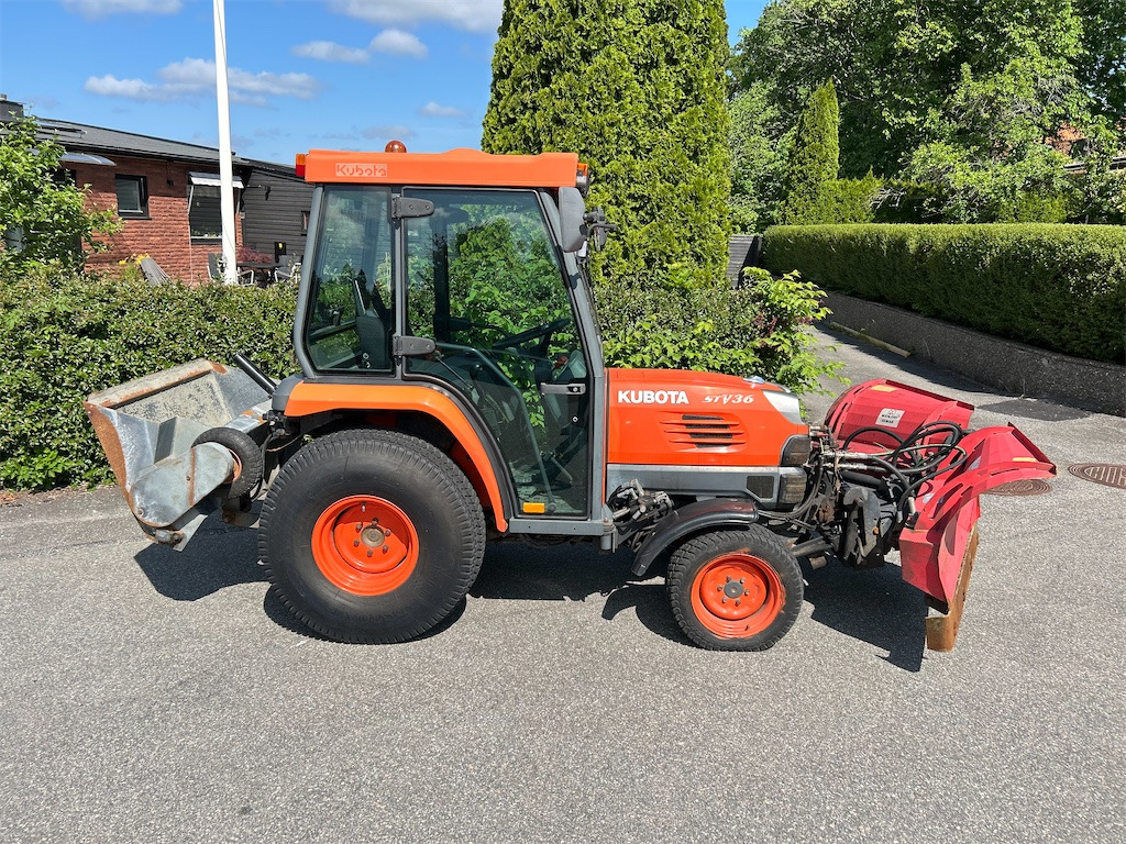 KUBOTA STV 36 med plog och spridare - Mini tractor: picture 2 KUBOTA STV 36 med plog och spridare - Mini tractor: picture 2