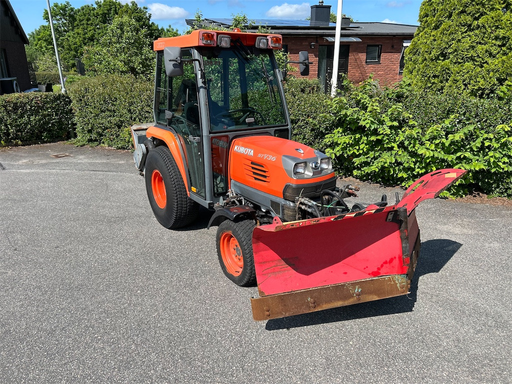 KUBOTA STV 36 med plog och spridare - Mini tractor: picture 1 KUBOTA STV 36 med plog och spridare - Mini tractor: picture 1
