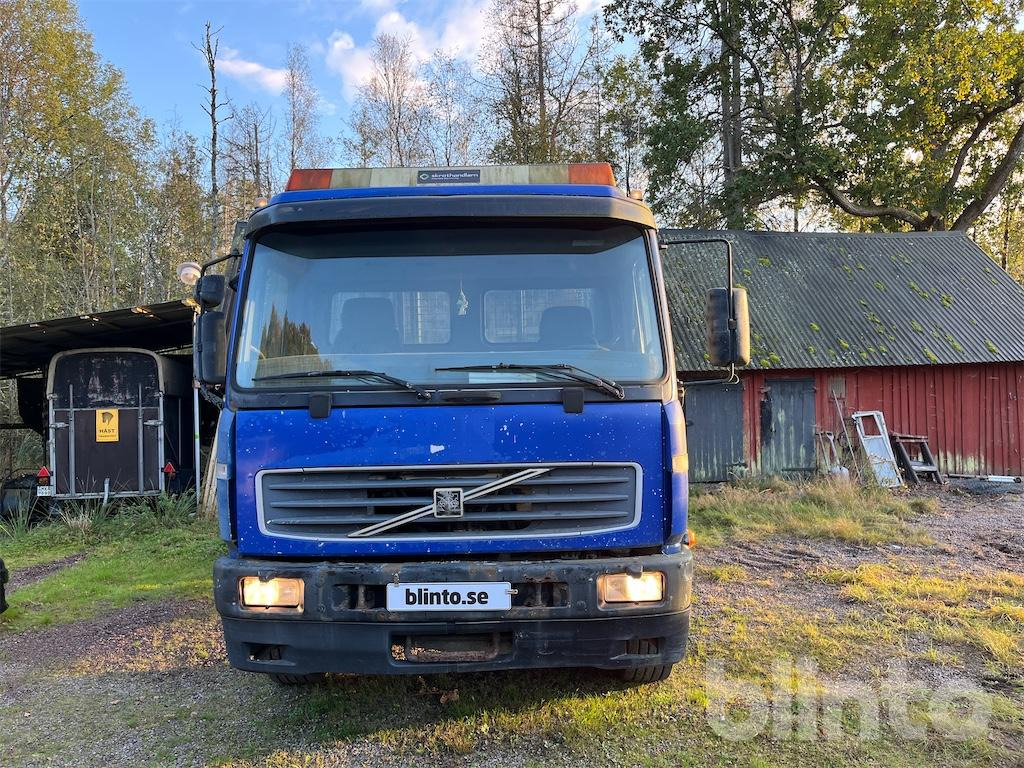 VOLVO FL6 E 4*2 - Skip loader truck: picture 2 VOLVO FL6 E 4*2 - Skip loader truck: picture 2