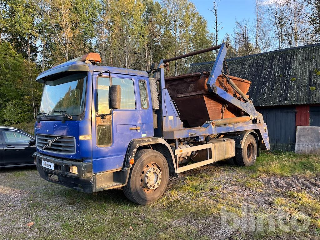 VOLVO FL6 E 4*2 - Skip loader truck: picture 1 VOLVO FL6 E 4*2 - Skip loader truck: picture 1