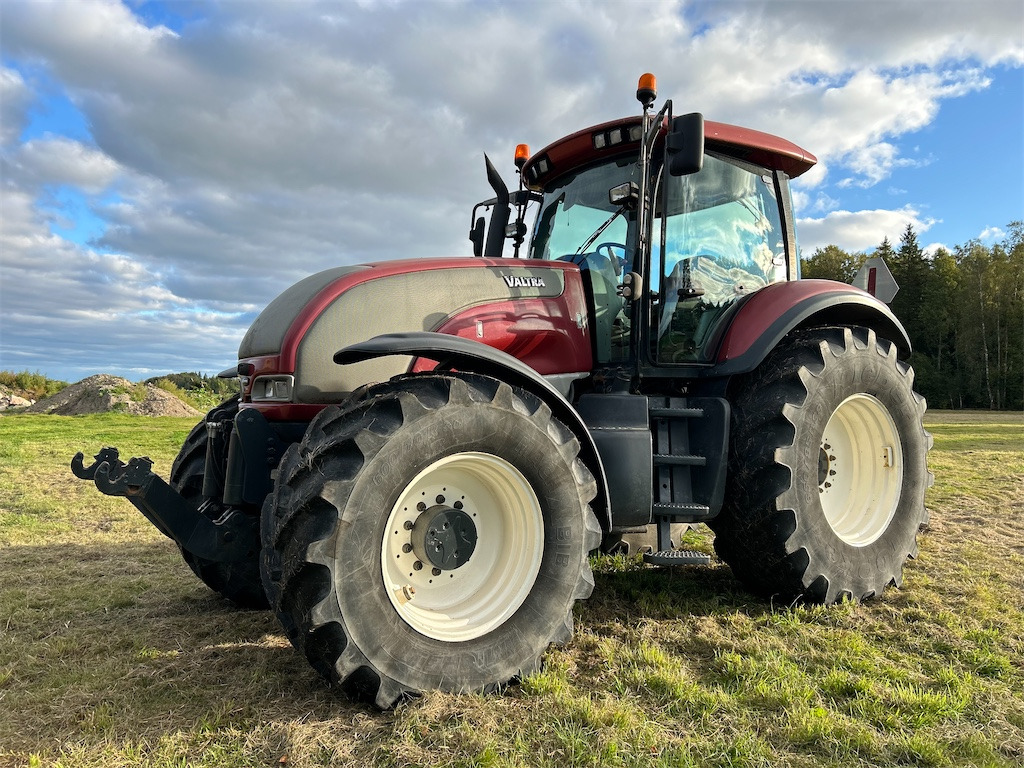 Valtra S260-4 med frontlyft - Farm tractor: picture 1 Valtra S260-4 med frontlyft - Farm tractor: picture 1