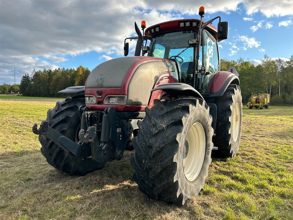 Valtra S260-4 med frontlyft - Farm tractor: picture 2 Valtra S260-4 med frontlyft - Farm tractor: picture 2