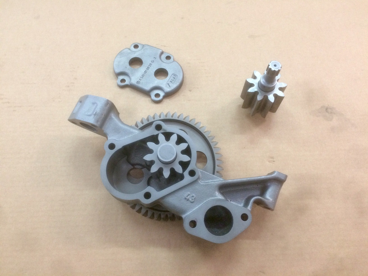 POMPA OLIO MOTORE MERCEDES OM457HLA - Oil pump for Truck: picture 1 POMPA OLIO MOTORE MERCEDES OM457HLA - Oil pump for Truck: picture 1
