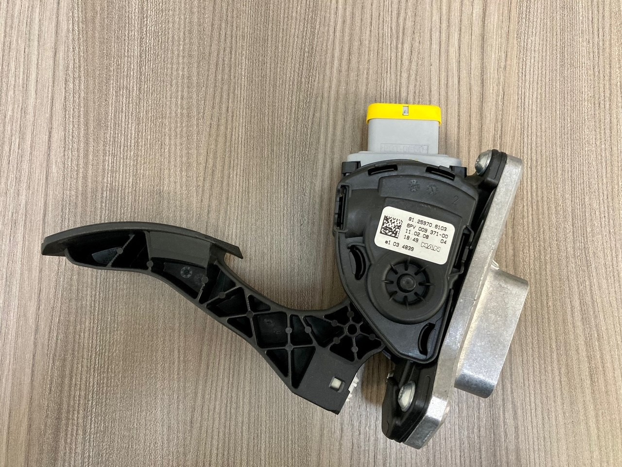 SENSORE POSIZIONE DEL PEDALE - MAN 81259706103 - HELLA 6PV 009 371-00 / 6PV 009 371-711 - Sensor for Truck: picture 2 SENSORE POSIZIONE DEL PEDALE - MAN 81259706103 - HELLA 6PV 009 371-00 / 6PV 009 371-711 - Sensor for Truck: picture 2